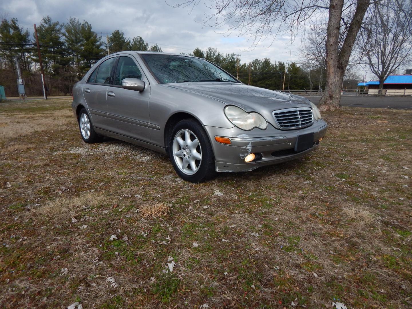 2003 Gold /Black Leather Mercedes-Benz C-Class C240 sedan (WDBRF81J03F) with an 2.6L V6 SOHC 18V engine, Automatic transmission, located at 6528 Lower York Road, New Hope, PA, 18938, (215) 862-9555, 40.358707, -74.977882 - Photo#2